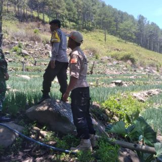 Antisipasi Kebakaran Lahan Babinsa bersama Bhabinkamtibmas Laksanakan Patroli