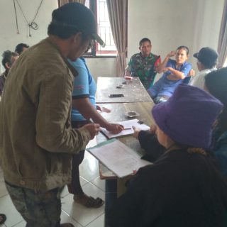 Babinsa Koramil 07 Salak,Laksanakan Giat Komsos Bersama Warga