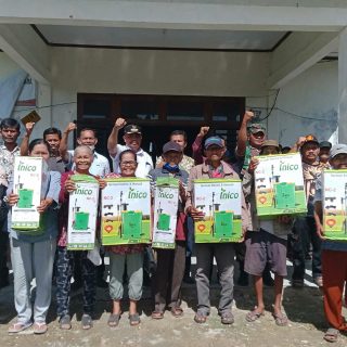 BABINSA KORAMIL 07/SALAK MENDAMPINGI PENYALURAN ALAT PERTANIAN DI DESA