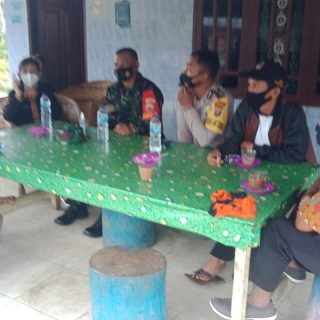 Babinsa  Koramil 07/SALAK Dan Bhabinkamtibmas  Laksanakan Komsos Bersama