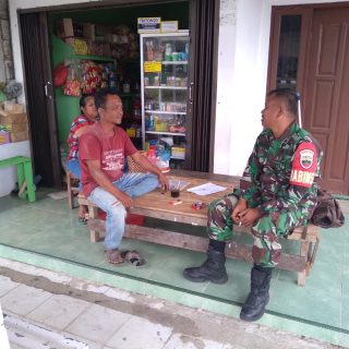Melalui Komsos Babinsa KoramiL 07/SALAK,Pantau Harga Bahan Pokok Di Warung -Warung Desa Binaan