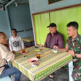Pererat Silaturahmi Babinsa Koramil 01/Sbl Kodim 0206/Dairi Komsos dengan Warga