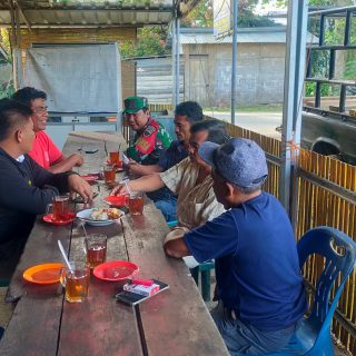 Babinsa Koramil 05/Tanah Pinem Melaksanakan Komsos Di Warung Kopi Bersama Warga Desa Binaan Wasit Ginting