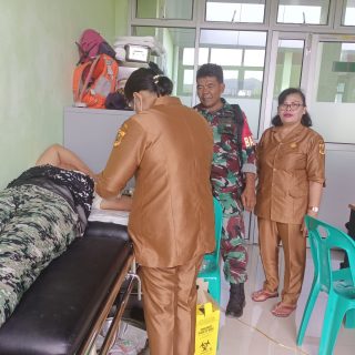Sukseskan Program KB Babinsa Dampingi Pelayanan KB di Puskesmas