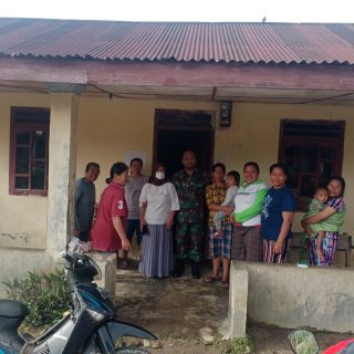 Babinsa Koramil 01/Sbl dan Bidan Desa Lakukan Pengecekan Anak Stunting