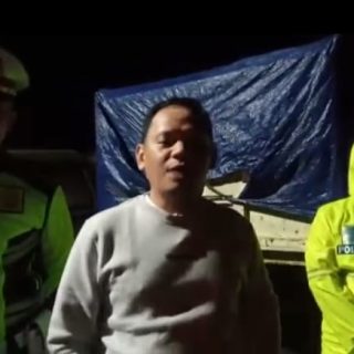 Kapolres Dairi Bersama Instansi Terkait Turun langsung Pimpin Pengaturan Lalin dan Pembersihan Material Pasca Terjadinya Longsor di Lae Pondom Sumbul Dairi