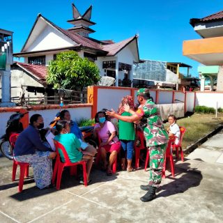 Babinsa Koramil 07 Salak,Laksanakan Giat Komsos Bersama Ibu-Ibu Di Desa Binaan.