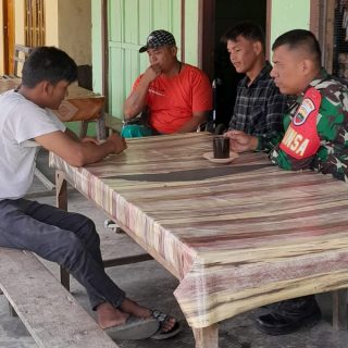 JALIN SILATURAHMI DENGAN WARGA, BABINSA LAKUKAN KOMSOS DIWILAYAH DESA BINAAN