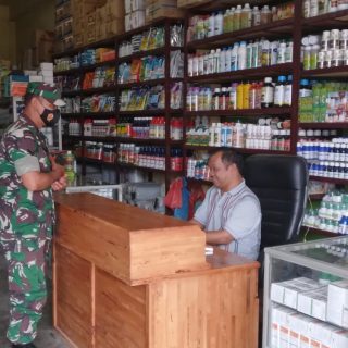 Babinsa Koramil 01 Sumbul  Datangi Kios Pupuk Memastikan Ketersediaan Pupuk Bersubsidi