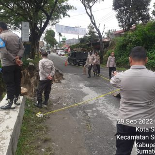 Antisipasi kerawanan bagi pengguna jalan, Kapolsek Sidikalang Kota Pasang Police Line