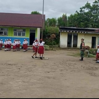 Tanamkan Cinta tanah air sejak dini Babinsa Koramil 01 Sumbul Jadi Irup di SDN 030348