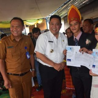 Bupati Dairi Eddy Berutu Serahkan Dokumen Kependudukan ke Pengantin di Desa Bunturaja