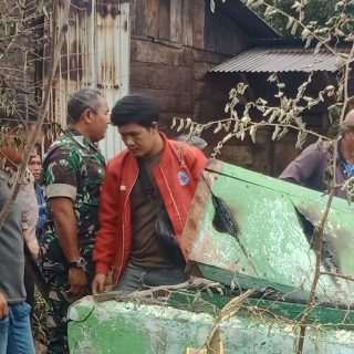 Babinsa Bantu Bersihkan Puing pasca kebakaran Wujud Kepedulian Kepada Warga Yang Mengalami Musibah