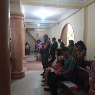 Wujud Kebersamaan Babinsa Koramil 01 Sumbul Ibadah bersama Warga di Gereja