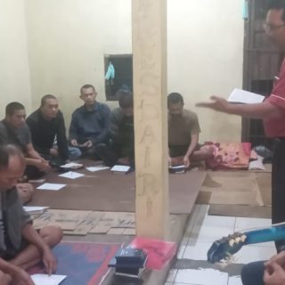 Sat Tahti Polres Dairi Lakukan Pembinaan Rohani dan Mental Bagi Tahanan Yang Beragama Nasrani