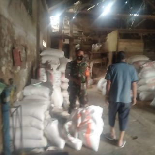 Babinsa Koramil 01 Sumbul Sertu Adiramon Ginting Sambangi Kilang Padi Mengecek Ketersediaan Stok Gabah Dan Beras