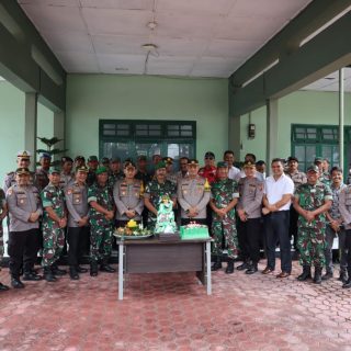 Kapolres Dairi berserta Staf dan jajaran datangi Makodim 0206 Dairi Ucapkan HUT TNI