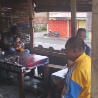 Pererat Silaturahmi Babinsa Koramil 01 Sumbul Kodim 0206/Dr Komsos dengan Warga