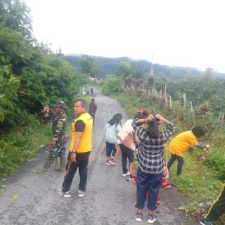 Bangkitkan semangat Gotong royong Babinsa ajak warga Bersihkan jalan