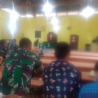 Wujud Kebersamaan Babinsa Koramil 01/Sumbul ,Laksanakan Giat Rutin Ibadah bersama Warga&nbsp; Di Gereja
