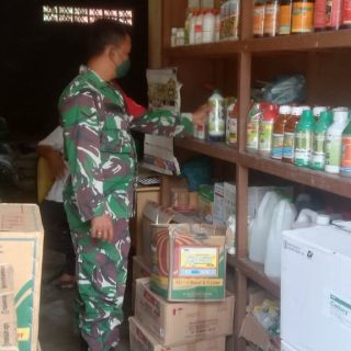 Babinsa Koramil 05 Tanah Pinem,Pantau Ketersediaan Pupuk Dan Obat  Obatan Pertanian Di Beberapa Kios Pengecer.