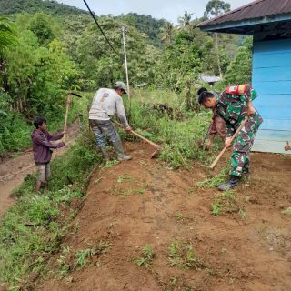 Babinsa  Koramil  05/Tanah Pinem Bersama Warga Laksanakan Gotong Royong Di Mushola