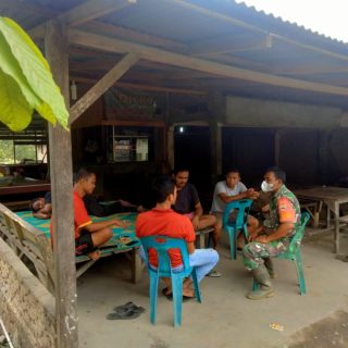 Babinsa 05 Tanah Pinem Komsos Dengan Warga Binaan Sambil Ngopi