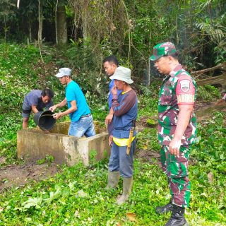 Babinsa Koramil 05 Tanah Pinem Dan Masyarakat Kuta Buluh Gotongroyong,Bersihkan Aliran Air Pemandian Umum