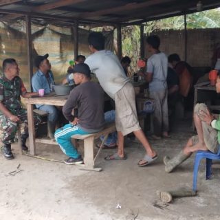 Jalin Kebersamaan Babinsa Koramil 01 Sumbul, Anjang sana dan Komsos dengan Warga&nbsp;