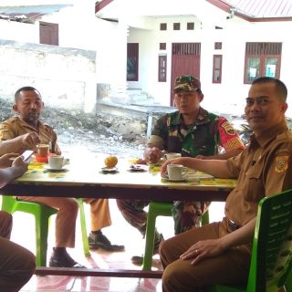 Babinsa Koramil 05 Tanah Pinem,Komsos Bersama Mitra Karip.
