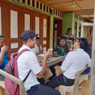 Babinsa Koramil 05 Tanah Pinem Jalin  Silahturahmi Dengan Tokoh Masyarakat Di Desa Sinar Pagi