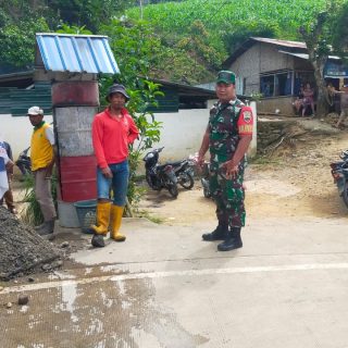 Dalam Rangka Peduli Akan Lingkungan Sehat Babinsa Koramil 05 Tanah Pinem Bersama Masyarakat Gotong Royong Membersihkan Parit Dan Gorong Gorong