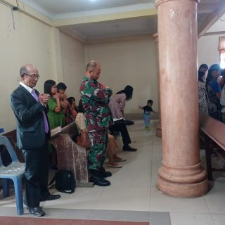 Bersama warga Babinsa Koramil 01 Sumbul&nbsp; Laksanakan Ibadah minggu di Gereja