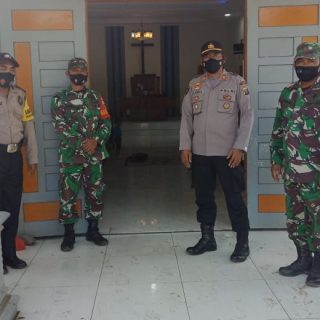 Ciptakan Situasi Kondusif Babinsa Bersama Bhabinkamtibmas Laksanakan PAM Gereja.