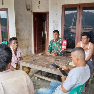 Babinsa Koramil 05 Tanah Pinem Komsos Bersama Pemuda Di Wilayah Binaan