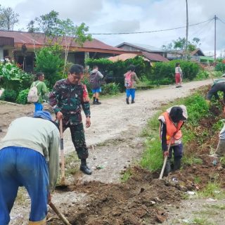 Babinsa Koramil 01 Sumbul Serka Walbert Sihombing Bersama Warga Gotong Royong Bersihkan Jalan dan Selokan
