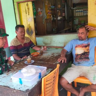 Manfaatkan Warung Kopi, Babinsa Koramil O5 Kuta Buluh Komsos Dengan Warga Binaan.