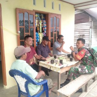 Jalin kebersamaan Babinsa Koramil 01 Sumbul Komsos dengan Warga&nbsp;
