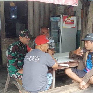 Babinsa Koramil 05 Tanah Pinem Komsos Bersama Masyarakat Binaan
