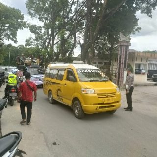 Kasat Lantas Polres Dairi Terjun Langsung Mengatur Lalu Lintas,Pada Hari Pelaksanaan Pesta Njuah Njuah Kabupaten Dairi.