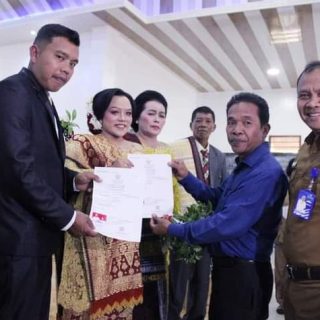 Sepasang Pengantin Baru Jemaat GKPI Lae Pinang Terima Akta Perkawinan