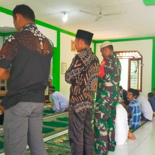 Babinsa Koramil 05 Tanah Pinem Melaksanakan Ibadah Sholat Jumat Bersama Warga Desa Binaan