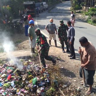 Babinsa Bersama Babinkamtibmas Laksanakan Giat Bergotong Royong Bersama Warga