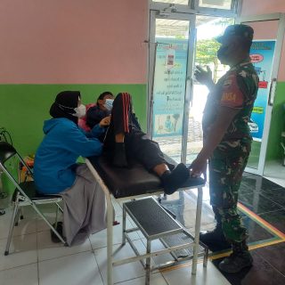 Wujud Kepedulian ,Babinsa Koramil 07 ,Jenguk Warga Binaan Yang Sedang Sakit