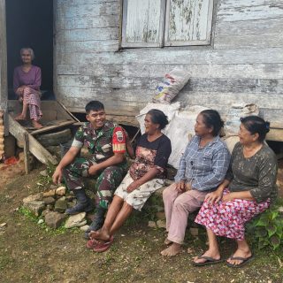 Babinsa Koramil 05 Tanah Pinem Serka Syahrizal Umri Komsos Dengan Warga Lansia