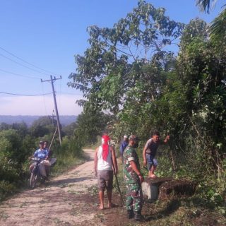 Jumat Bersih,Babinsa Koramil 01 Sumbul Gotong Royong Bersama Warga Bersihkan Jalan