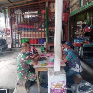 Jalin kebersamaan Serda Jasa Ranto Simamora Selaku Babinsa Koramil 01 Sumbul Komsos dengan Warga Binaan
