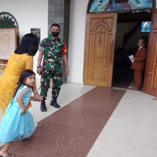 Berikan Rasa Aman Saat Beribadah,Babinsa Koramil 01 Sumbul Laksanakan PAM Gereja di desa Binaan