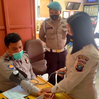 Urkes Polres Dairi Bersama Si Propam Polres Dairi Laksanakan Pengecekan dan Pengobatan Kepada Personil Yang Sakit