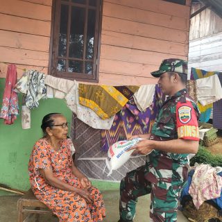 Babinsa Koramil 05 Tanah Pinem,Berikan Bantuan Sembako Buat Warga